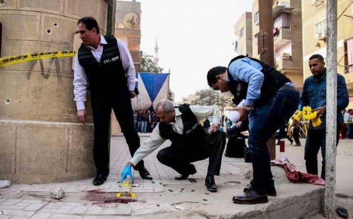 رجال أمن مصريون يعاينون موقع الهجوم الإرهابي في كنيسة حلوان